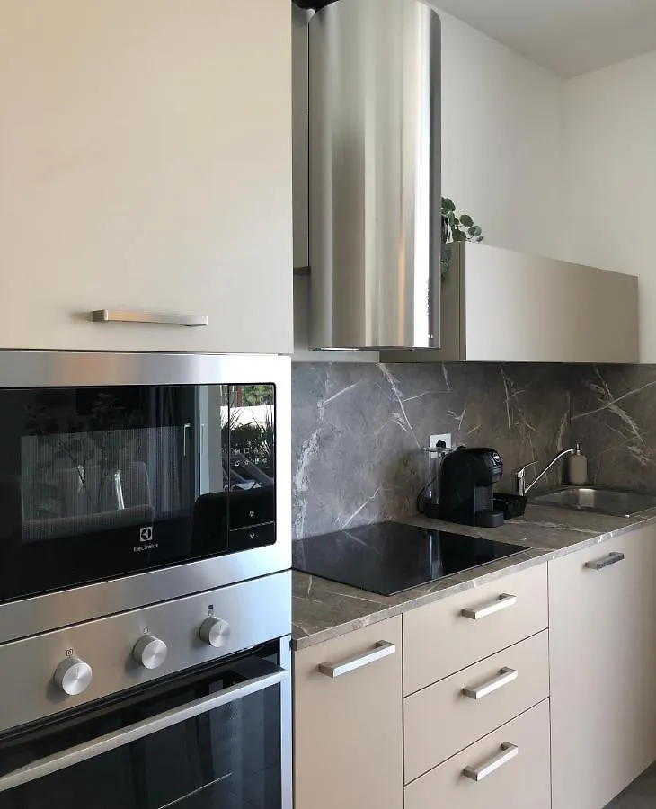 *Central Lakeside Apt*Swimming Pool & Free Parking Peschiera del Garda Itálie